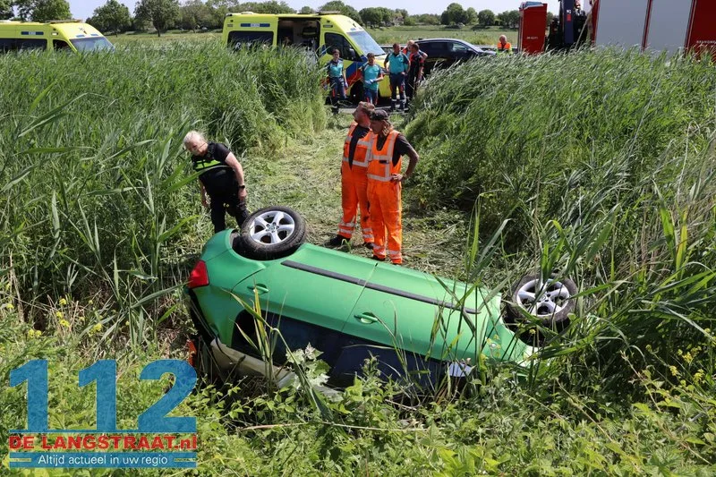 Auto belandt na verkeersconflict in sloot langs A59 bij Waspik, ree komt om het leven 16 Auto belandt na verkeersconflict in sloot langs A59 bij Waspik, ree komt om het leven 112 De Langstraat