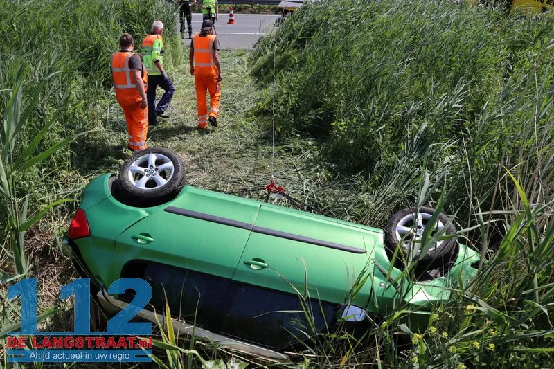 Auto belandt na verkeersconflict in sloot langs A59 bij Waspik, ree komt om het leven 17 Auto belandt na verkeersconflict in sloot langs A59 bij Waspik, ree komt om het leven 112 De Langstraat
