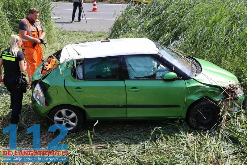 Auto belandt na verkeersconflict in sloot langs A59 bij Waspik, ree komt om het leven 18 Auto belandt na verkeersconflict in sloot langs A59 bij Waspik, ree komt om het leven 112 De Langstraat