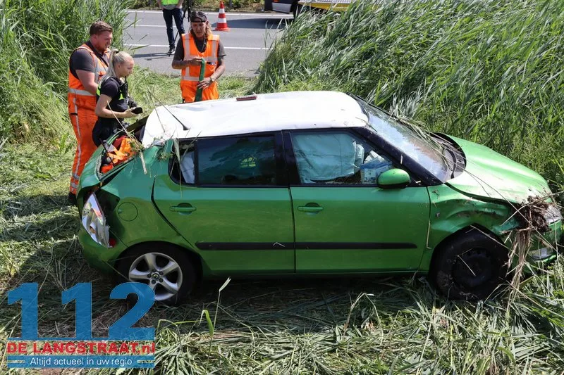 Auto belandt na verkeersconflict in sloot langs A59 bij Waspik, ree komt om het leven 19 Auto belandt na verkeersconflict in sloot langs A59 bij Waspik, ree komt om het leven 112 De Langstraat