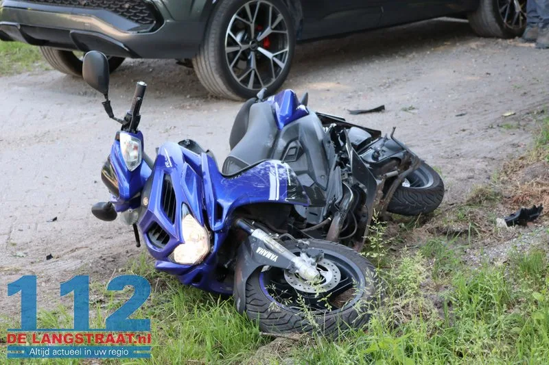 Scooterrijder zwaargewond bij botsing met auto in Sprang-Capelle 112 De Langstraat