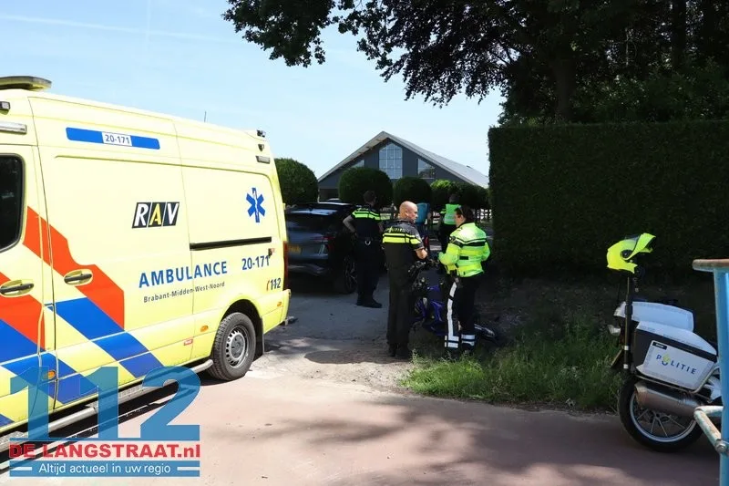 Scooterrijder zwaargewond bij botsing met auto in Sprang-Capelle 112 De Langstraat