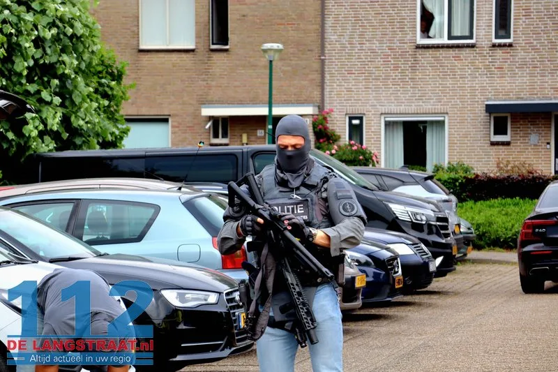Arrestatieteam valt woning in Sprang-Capelle binnen voor verwarde man 28 Arrestatieteam valt woning in Sprang-Capelle binnen voor verwarde man 112 De Langstraat