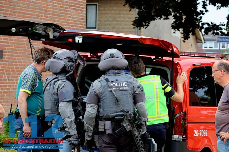 Arrestatieteam valt woning in Sprang-Capelle binnen voor verwarde man 30 Arrestatieteam valt woning in Sprang-Capelle binnen voor verwarde man 112 De Langstraat