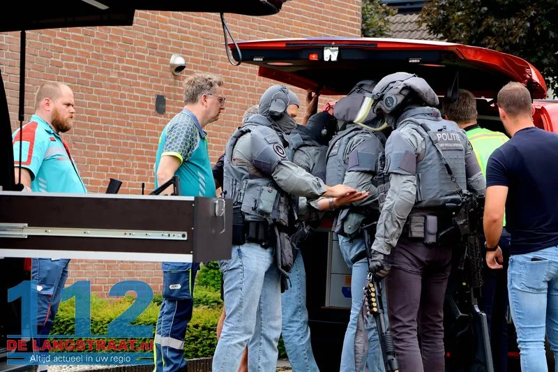 Arrestatieteam valt woning in Sprang-Capelle binnen voor verwarde man 31 Arrestatieteam valt woning in Sprang-Capelle binnen voor verwarde man 112 De Langstraat