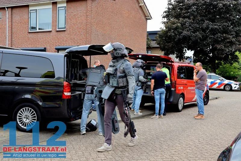 Arrestatieteam valt woning in Sprang-Capelle binnen voor verwarde man 32 Arrestatieteam valt woning in Sprang-Capelle binnen voor verwarde man 112 De Langstraat