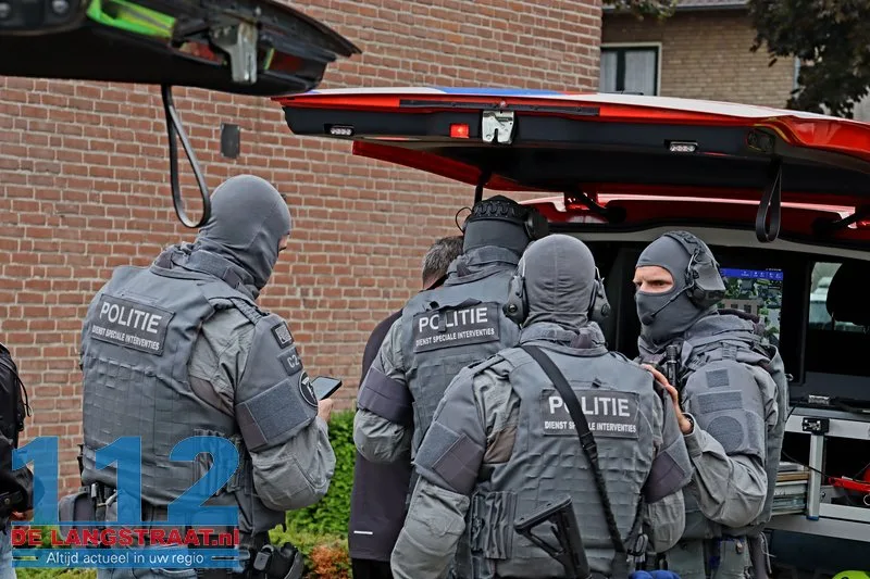 Arrestatieteam valt woning in Sprang-Capelle binnen voor verwarde man 33 Arrestatieteam valt woning in Sprang-Capelle binnen voor verwarde man 112 De Langstraat