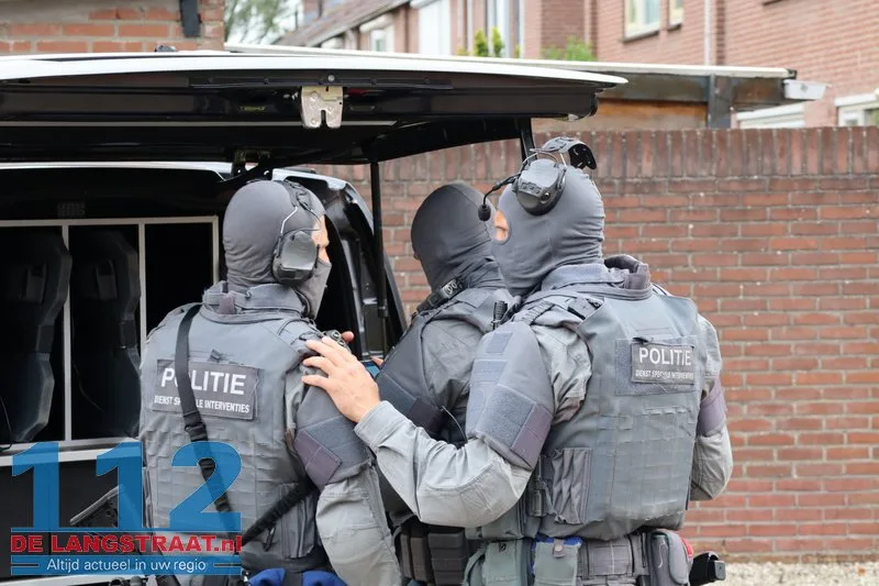 Arrestatieteam valt woning in Sprang-Capelle binnen voor verwarde man 112 De Langstraat
