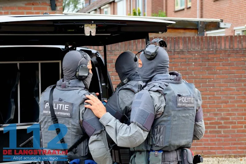 Arrestatieteam valt woning in Sprang-Capelle binnen voor verwarde man 34 Arrestatieteam valt woning in Sprang-Capelle binnen voor verwarde man 112 De Langstraat