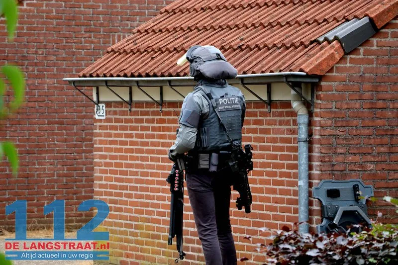 Arrestatieteam valt woning in Sprang-Capelle binnen voor verwarde man 36 Arrestatieteam valt woning in Sprang-Capelle binnen voor verwarde man 112 De Langstraat