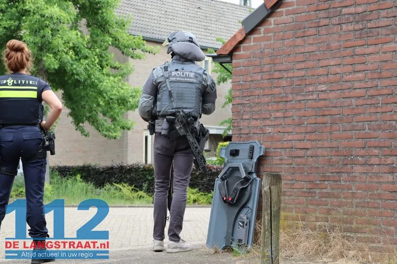 Arrestatieteam valt woning in Sprang-Capelle binnen voor verwarde man 112 De Langstraat
