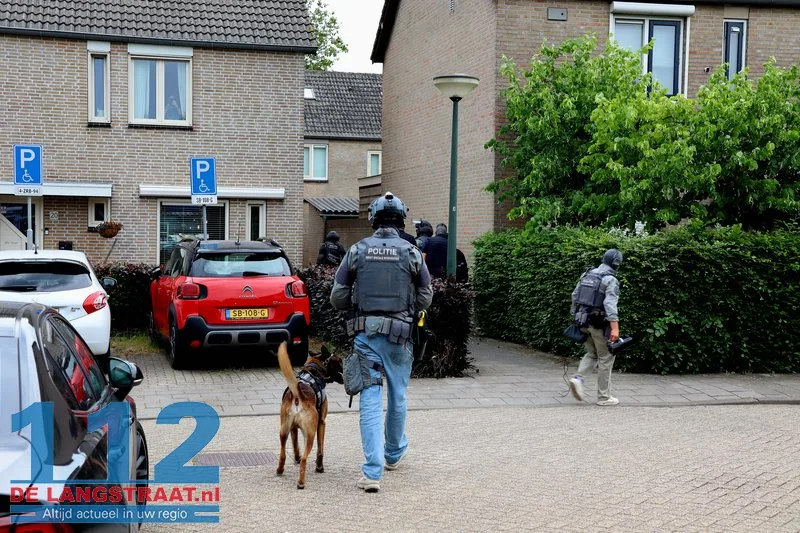 Arrestatieteam valt woning in Sprang-Capelle binnen voor verwarde man 37 Arrestatieteam valt woning in Sprang-Capelle binnen voor verwarde man 112 De Langstraat