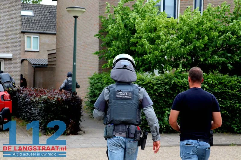 Arrestatieteam valt woning in Sprang-Capelle binnen voor verwarde man 38 Arrestatieteam valt woning in Sprang-Capelle binnen voor verwarde man 112 De Langstraat