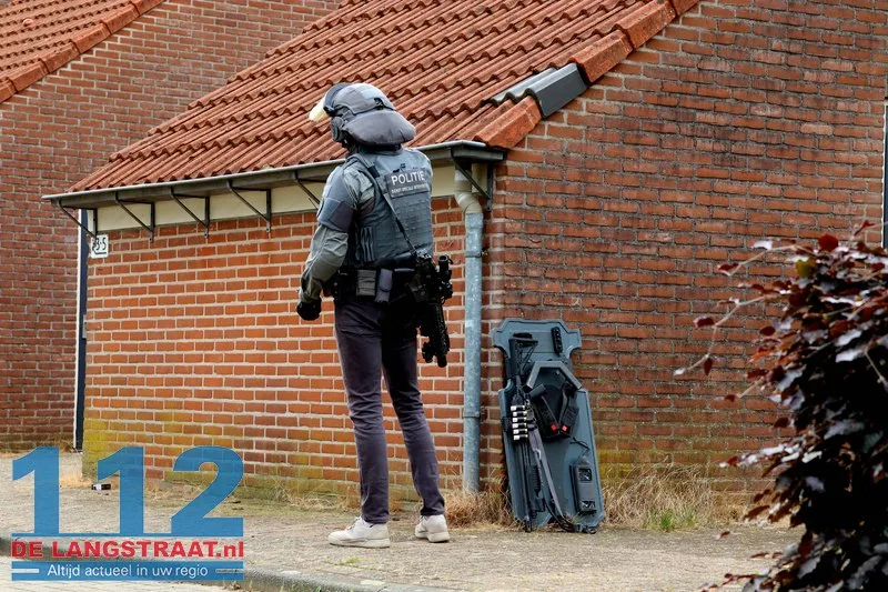 Arrestatieteam valt woning in Sprang-Capelle binnen voor verwarde man 39 Arrestatieteam valt woning in Sprang-Capelle binnen voor verwarde man 112 De Langstraat