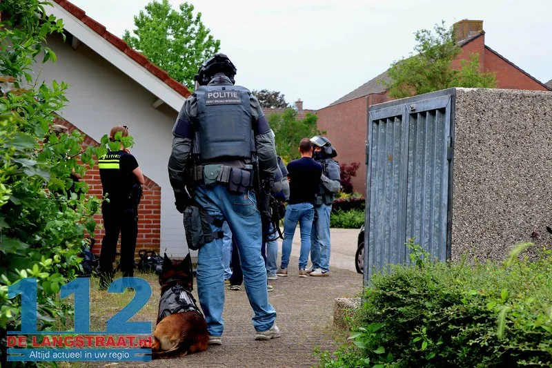 Arrestatieteam valt woning in Sprang-Capelle binnen voor verwarde man 40 Arrestatieteam valt woning in Sprang-Capelle binnen voor verwarde man 112 De Langstraat