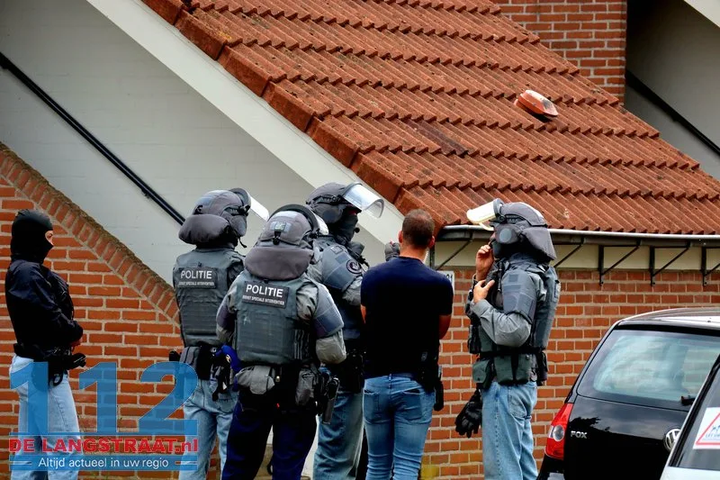 Arrestatieteam valt woning in Sprang-Capelle binnen voor verwarde man 41 Arrestatieteam valt woning in Sprang-Capelle binnen voor verwarde man 112 De Langstraat
