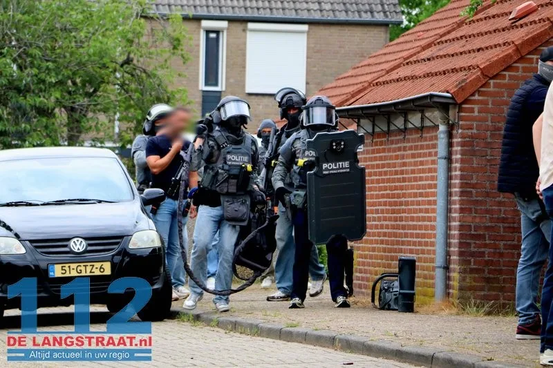Arrestatieteam valt woning in Sprang-Capelle binnen voor verwarde man 42 Arrestatieteam valt woning in Sprang-Capelle binnen voor verwarde man 112 De Langstraat
