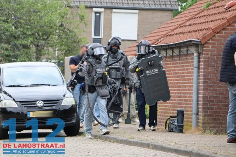 Arrestatieteam valt woning in Sprang-Capelle binnen voor verwarde man 112 De Langstraat