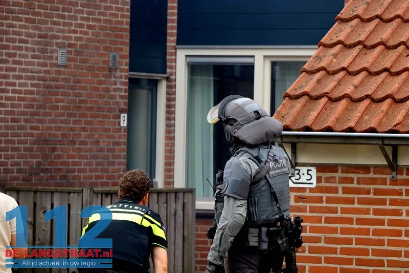 Arrestatieteam valt woning in Sprang-Capelle binnen voor verwarde man 43 Arrestatieteam valt woning in Sprang-Capelle binnen voor verwarde man 112 De Langstraat