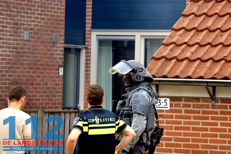 Arrestatieteam valt woning in Sprang-Capelle binnen voor verwarde man 44 Arrestatieteam valt woning in Sprang-Capelle binnen voor verwarde man 112 De Langstraat