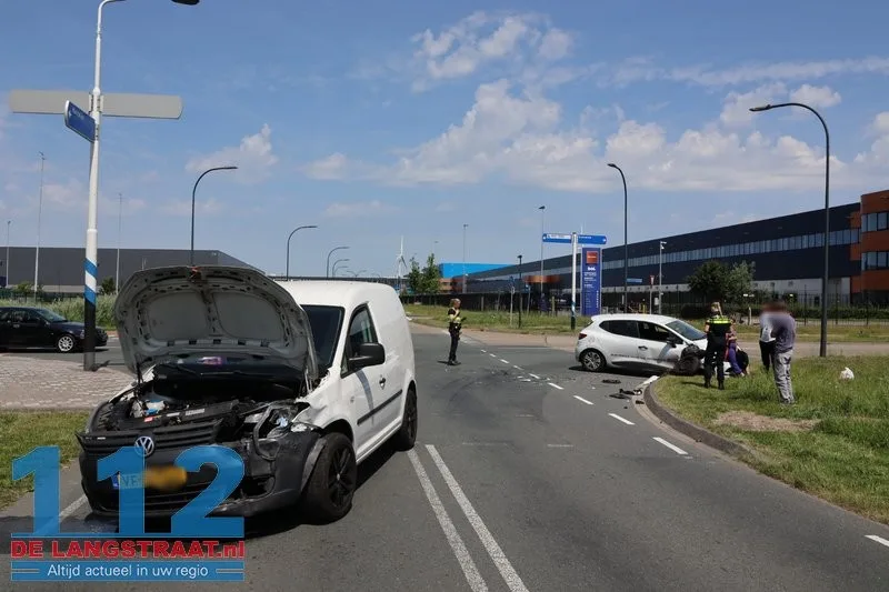 Opnieuw raak op berucht kruispunt Weteringweg: Twee auto's botsen op elkaar 112 De Langstraat