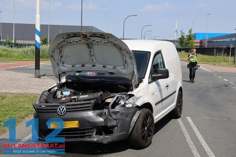 Opnieuw raak op berucht kruispunt Weteringweg: Twee auto's botsen op elkaar 112 De Langstraat