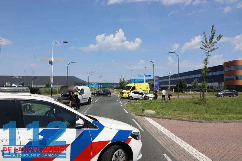 Opnieuw raak op berucht kruispunt Weteringweg: Twee auto's botsen op elkaar 112 De Langstraat