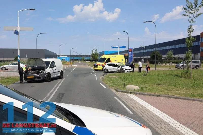 Opnieuw raak op berucht kruispunt Weteringweg: Twee auto's botsen op elkaar 112 De Langstraat