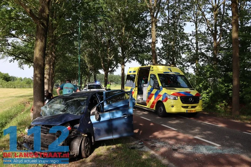 Auto total loss na botsing tegen boom in Kaatsheuvel, bestuurder naar ziekenhuis 112 De Langstraat