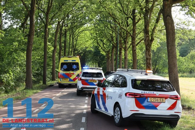 Auto total loss na botsing tegen boom in Kaatsheuvel, bestuurder naar ziekenhuis 112 De Langstraat