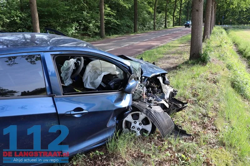 Auto total loss na botsing tegen boom in Kaatsheuvel, bestuurder naar ziekenhuis 112 De Langstraat
