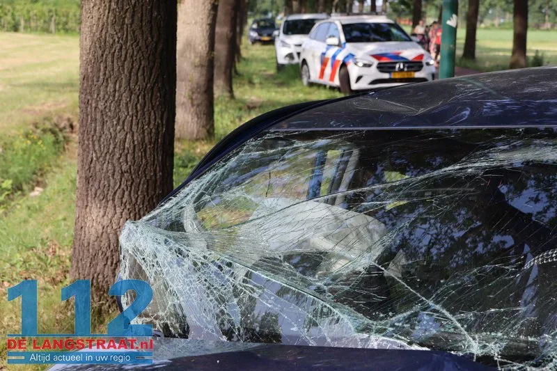 Auto total loss na botsing tegen boom in Kaatsheuvel, bestuurder naar ziekenhuis 112 De Langstraat