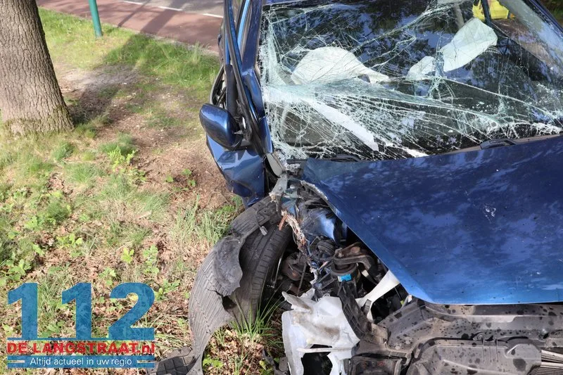 Auto total loss na botsing tegen boom in Kaatsheuvel, bestuurder naar ziekenhuis 112 De Langstraat