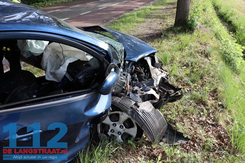 Auto total loss na botsing tegen boom in Kaatsheuvel, bestuurder naar ziekenhuis 112 De Langstraat