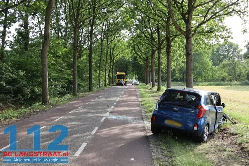 Auto total loss na botsing tegen boom in Kaatsheuvel, bestuurder naar ziekenhuis 112 De Langstraat