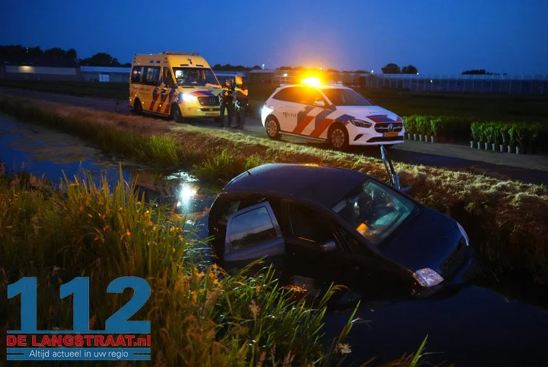 Auto te water, bestuurder gewond naar ziekenhuis Elshout 112 De Langstraat