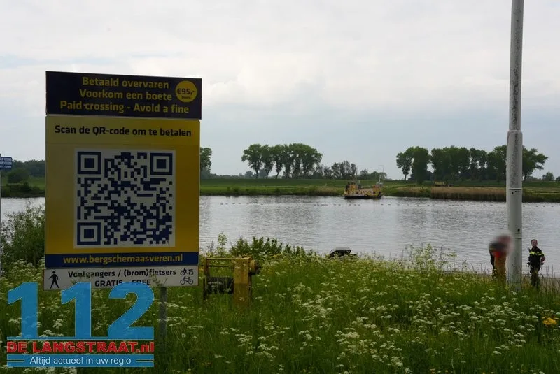 Auto rolt van veerstoep en belandt deels in water Herpt 112 De Langstraat