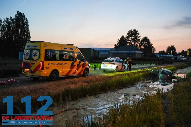Auto te water, bestuurder gewond naar ziekenhuis Elshout 112 De Langstraat