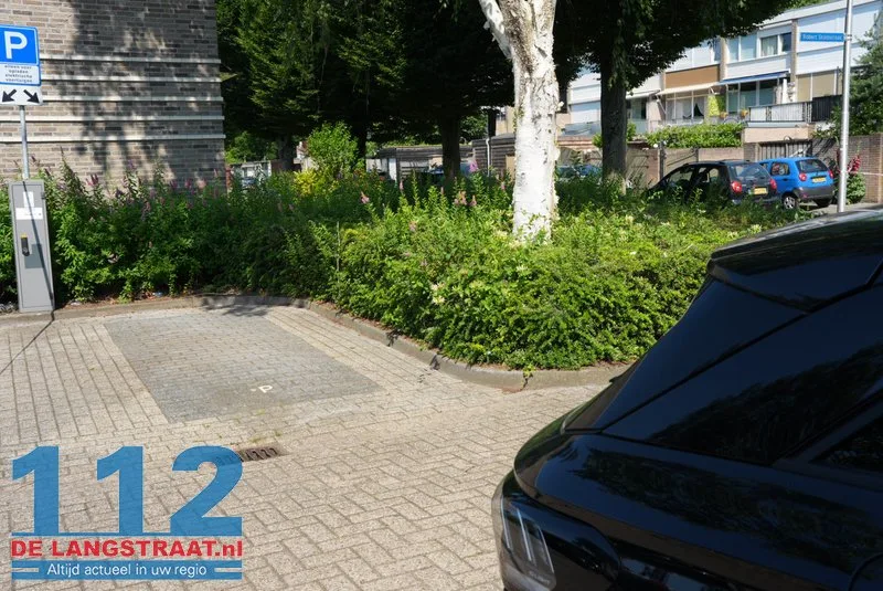 Auto knalt tegen huis in Drunen: keukenmuren scheuren door harde klap 112 De Langstraat