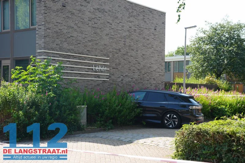 Auto knalt tegen huis in Drunen: keukenmuren scheuren door harde klap 112 De Langstraat