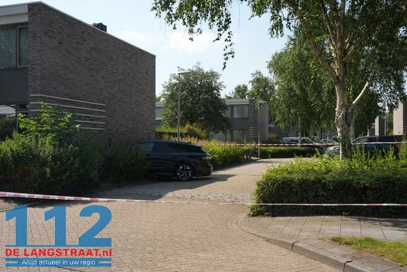 Auto knalt tegen huis in Drunen: keukenmuren scheuren door harde klap 112 De Langstraat