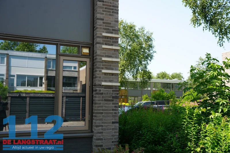 Auto knalt tegen huis in Drunen: keukenmuren scheuren door harde klap 112 De Langstraat