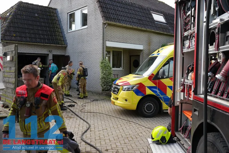 Brand in garage van woning aan Scharloo in Waspik, bewoonster naar ziekenhuis 112 De Langstraat
