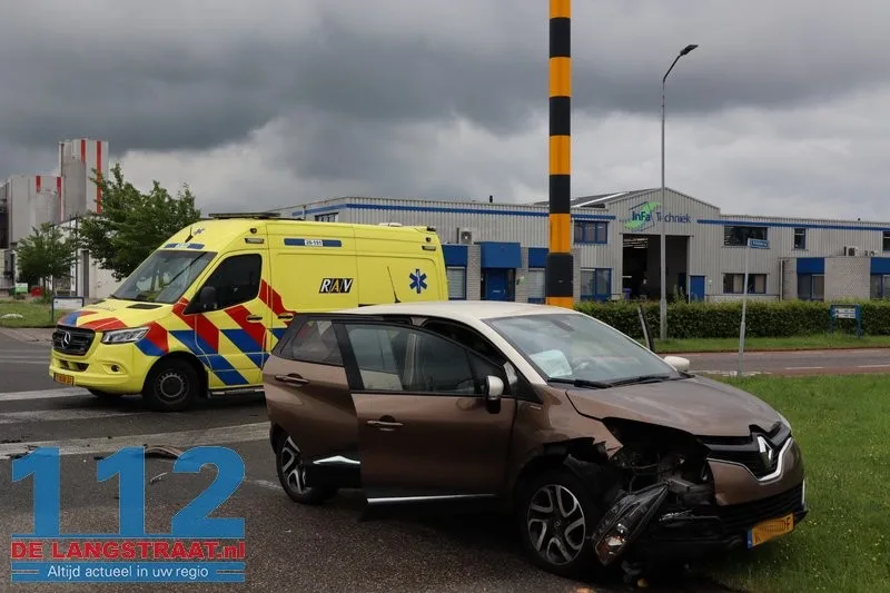 Opnieuw raak op beruchte kruising Kleiweg / Vijzelweg: Twee auto's zwaar beschadigd na voorrangsfout 112 De Langstraat