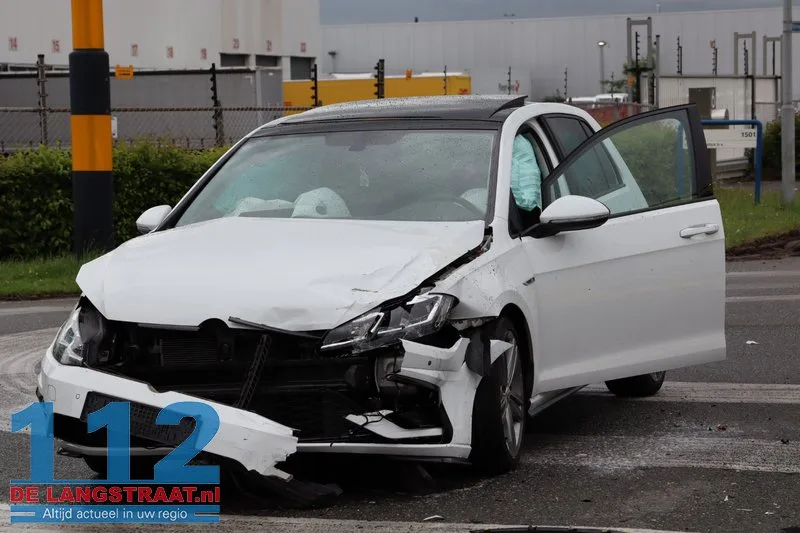 Opnieuw raak op beruchte kruising Kleiweg / Vijzelweg: Twee auto's zwaar beschadigd na voorrangsfout 112 De Langstraat