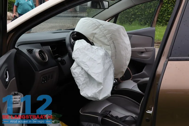 Opnieuw raak op beruchte kruising Kleiweg / Vijzelweg: Twee auto's zwaar beschadigd na voorrangsfout 112 De Langstraat