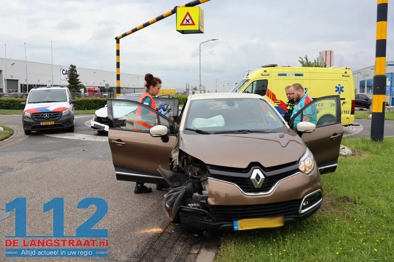 Opnieuw raak op beruchte kruising Kleiweg / Vijzelweg: Twee auto's zwaar beschadigd na voorrangsfout 112 De Langstraat