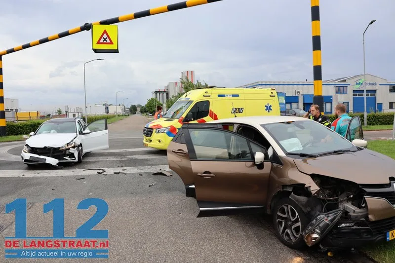 Opnieuw raak op beruchte kruising Kleiweg / Vijzelweg: Twee auto's zwaar beschadigd na voorrangsfout 112 De Langstraat