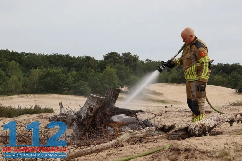 Man en vrouw ontdekken smeulend kampvuur in Loonse en Drunense Duinen en slaan alarm bij brandweer 112 De Langstraat