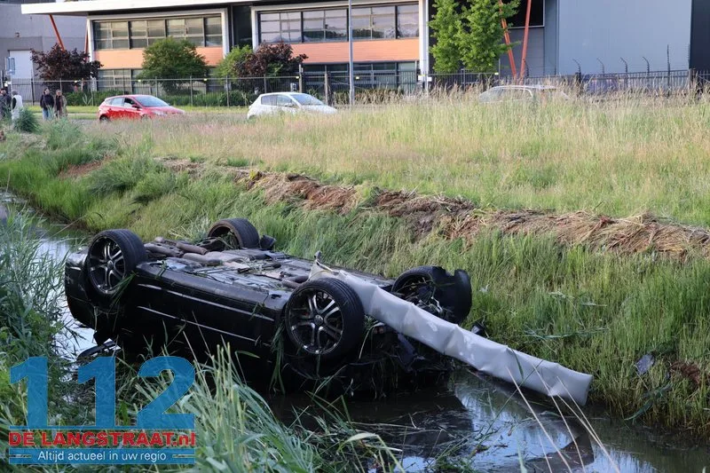 Ravage op N261: Auto op de kop in sloot na zware crash Waalwijk 1 Ravage op N261: Auto op de kop in sloot na zware crash Waalwijk 112 De Langstraat